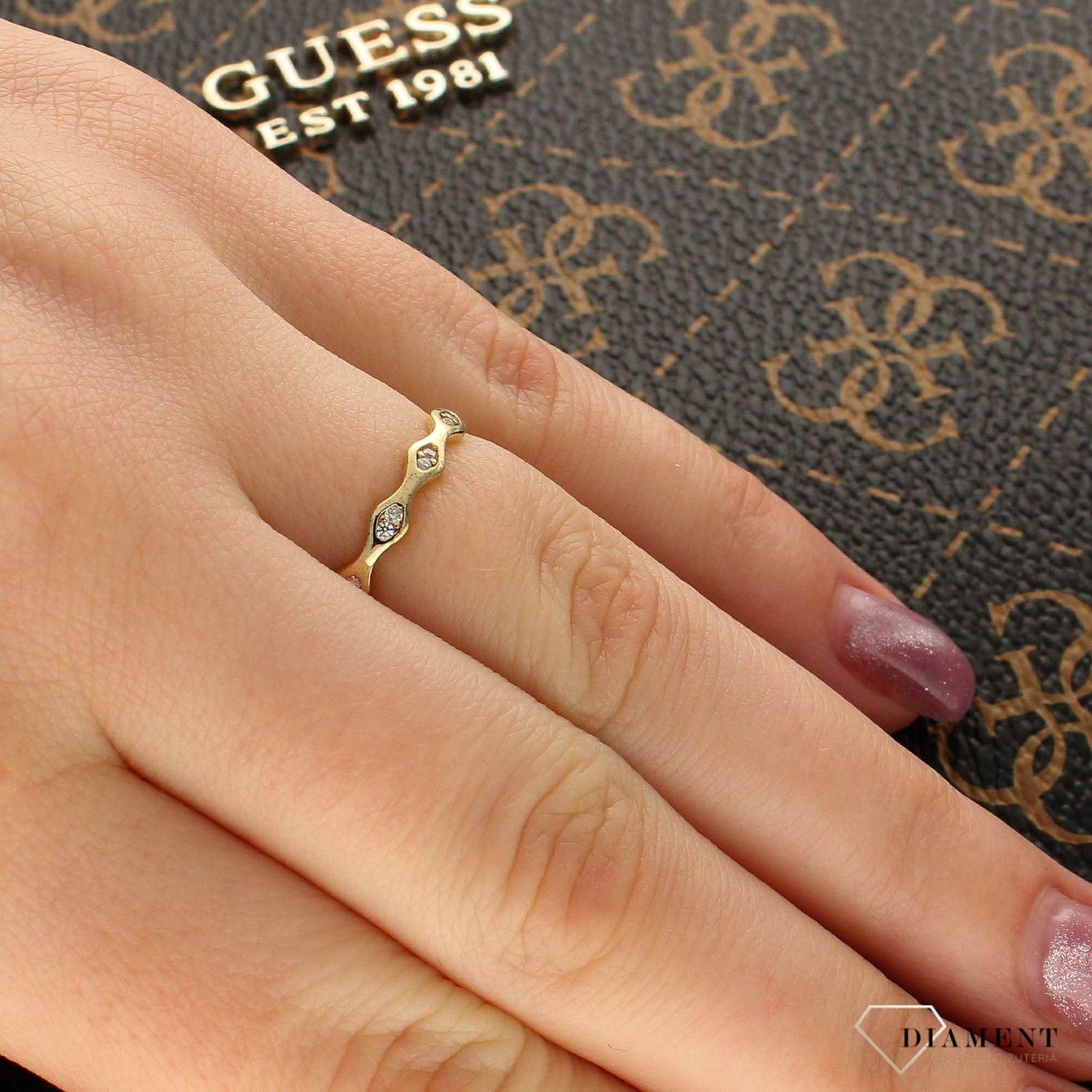 Złoty pierścionek 'Korona z cyrkoniami' PI 4637.jpg